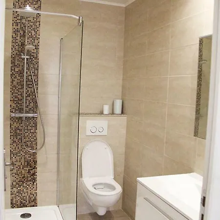 F2 Dans Joli Village Corse * Omessa