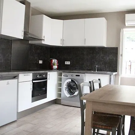 F2 Dans Joli Village Corse