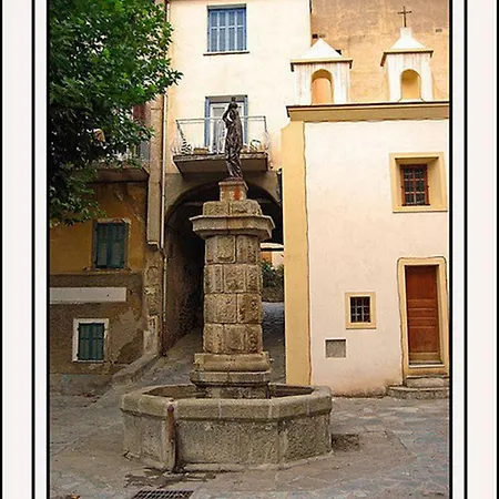 F2 Dans Joli Village Corse * Omessa