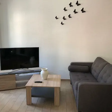 Apartment F2 Dans Joli Village Corse *