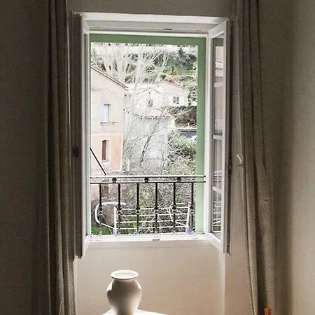 F2 Dans Joli Village Corse * Omessa