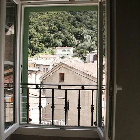 F2 Dans Joli Village Corse