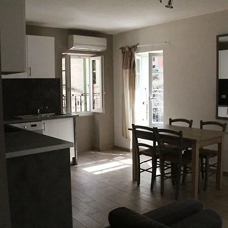 F2 Dans Joli Village Corse *