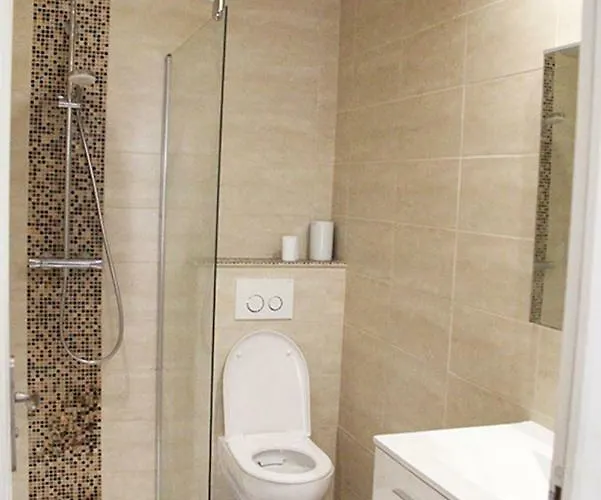 F2 Dans Joli Village Corse * Omessa