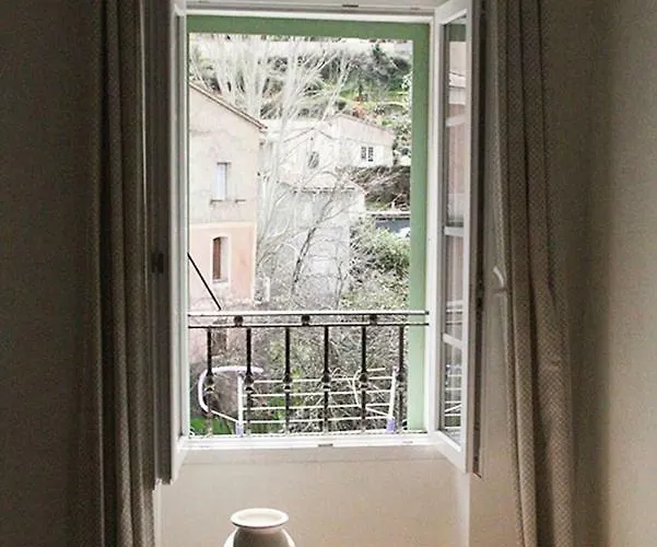 F2 Dans Joli Village Corse * Omessa