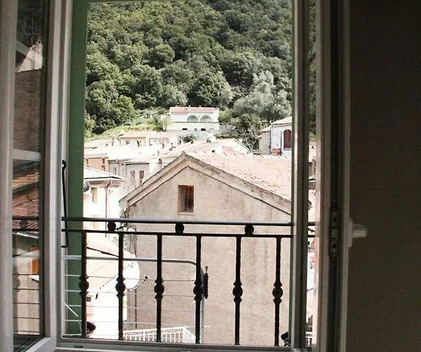 F2 Dans Joli Village Corse