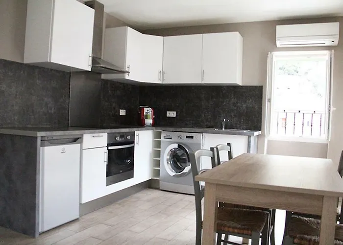 F2 Dans Joli Village Corse