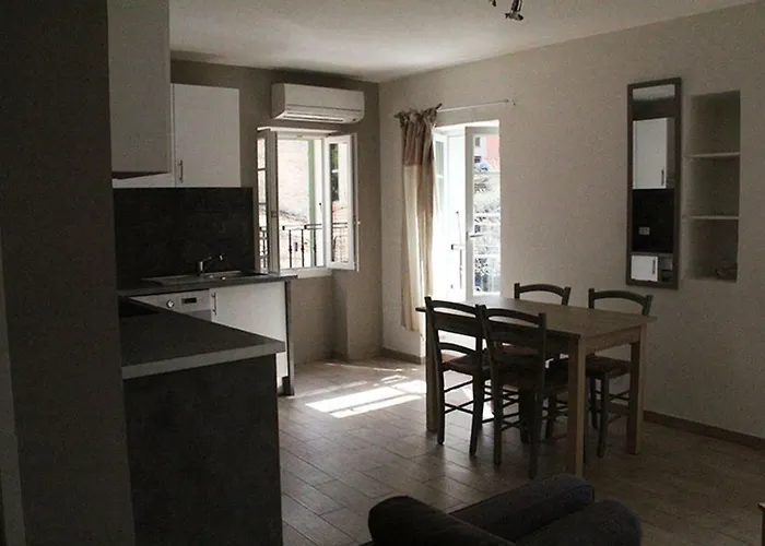 F2 Dans Joli Village Corse *