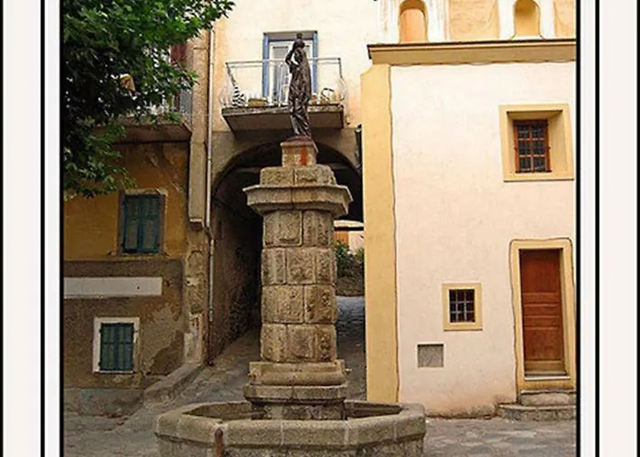 F2 Dans Joli Village Corse * Omessa